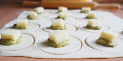 Шаг 2: закусочных кнопок с соусом песто и моцареллой