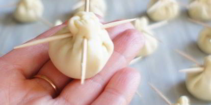 Шаг 5: закусочных кнопок с соусом песто и моцареллой