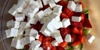 Шаг 2: тартара с клубникой, огурцом и брынзой