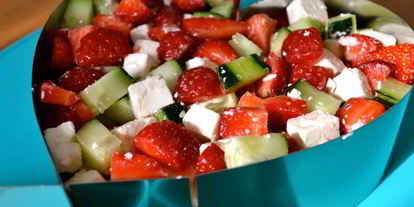 Шаг 3: тартара с клубникой, огурцом и брынзой