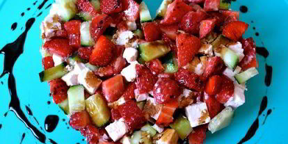 Шаг 4: тартара с клубникой, огурцом и брынзой