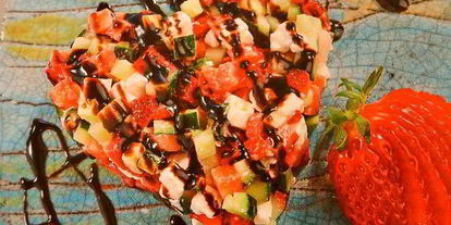 Шаг 5: тартара с клубникой, огурцом и брынзой