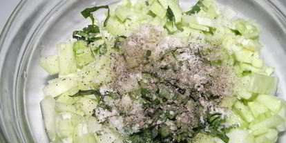 Шаг 2: соуса цацики