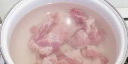 Шаг 1: борща на свиных ребрышках