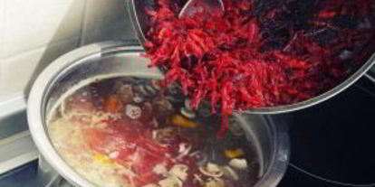 Шаг 1: борща с грибами и черносливом