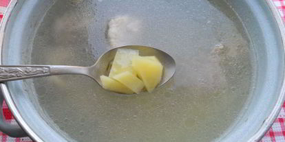 Шаг 1: борща со свиными ребрышками и молодыми овощами