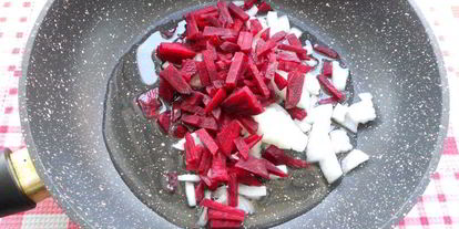 Шаг 2: борща со свиными ребрышками и молодыми овощами