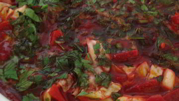 Рецепт Вегетарианского борща с красной фасолью, заправкой из сладкого перца и томатов