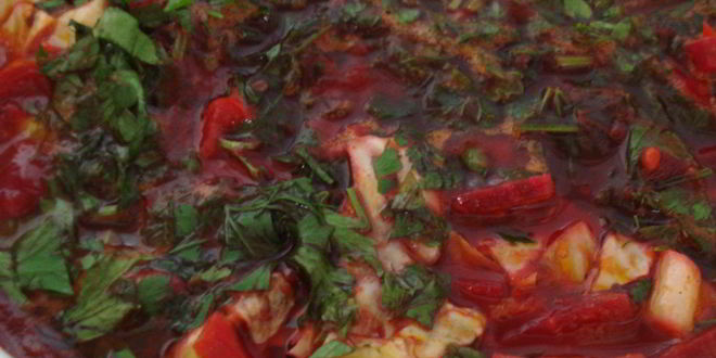 Рецепт Вегетарианского борща с красной фасолью, заправкой из сладкого перца и томатов