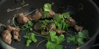 Шаг 1: бульона из копченой грудинки с желудочками