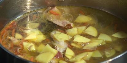 Шаг 2: бульона из копченой грудинки с желудочками