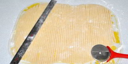 Шаг 5: бульона с домашнея лапшого