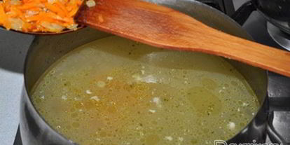 Шаг 6: бульона с домашнея лапшого