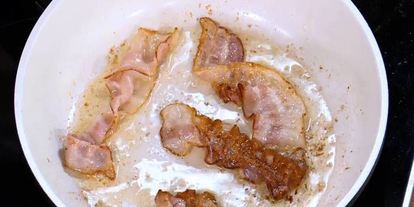 Шаг 3: куриного бульона с яйцом и беконом