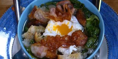 Шаг 8: куриного бульона с яйцом и беконом