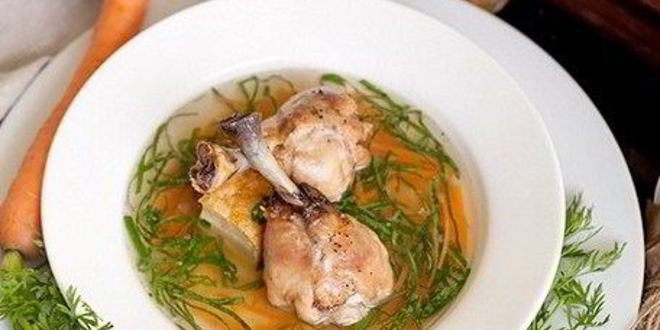 Рецепт куриного бульона со шпинатом и омлетом