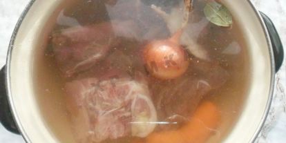 Шаг 1: прозрачного мясного бульона из свинины