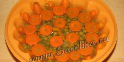 Шаг 5: заливного ны куринома бульоне с горошкома и морковью