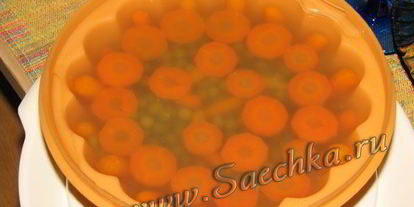 Шаг 6: заливного ны куринома бульоне с горошкома и морковью