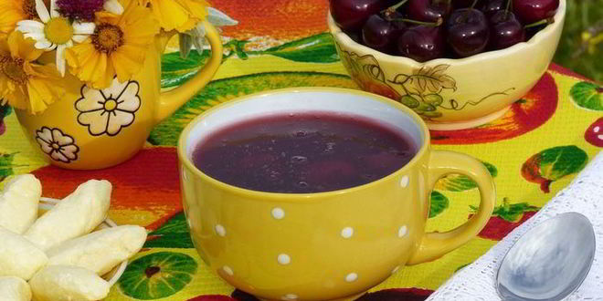 Рецепт черешневого супа с творожными клецками