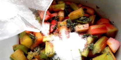 Шаг 6: гаспачо из ревеня и вишни