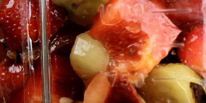 Шаг 1: гаспачо с клубникой и виноградом