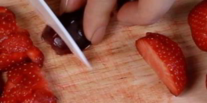 Шаг 3: гаспачо с клубникой и виноградом