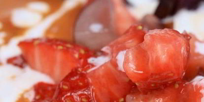 Шаг 4: гаспачо с клубникой и виноградом