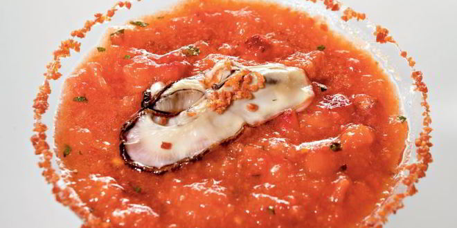 Рецепт клубничного гаспачо с устрицей и пылью из хамона