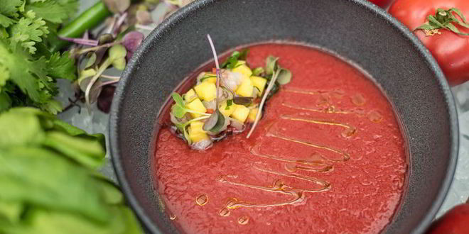 Рецепт томатного гаспачо и тартар из тигровых креветок