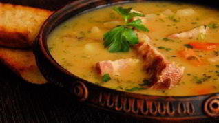 Рецепт Ароматного горохового супа с ребрышками и грудинкой