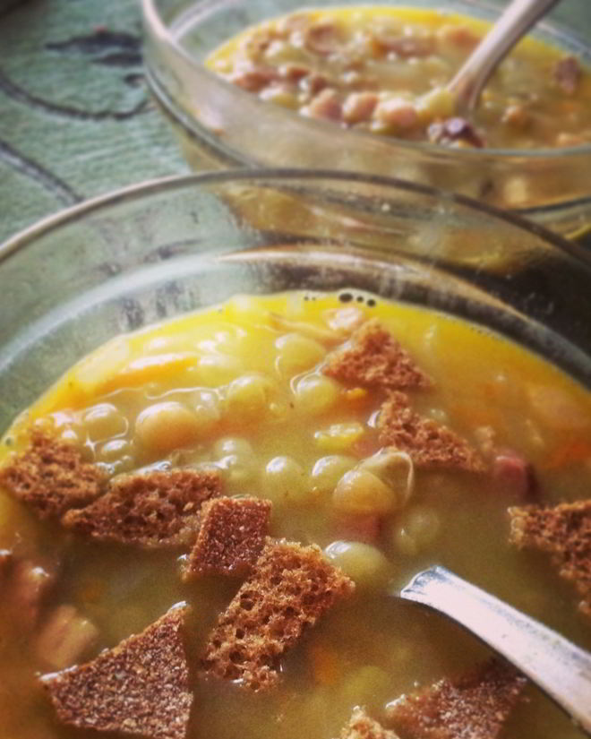 Рецепт горохового супа с копчеными ребрышками и зеленью