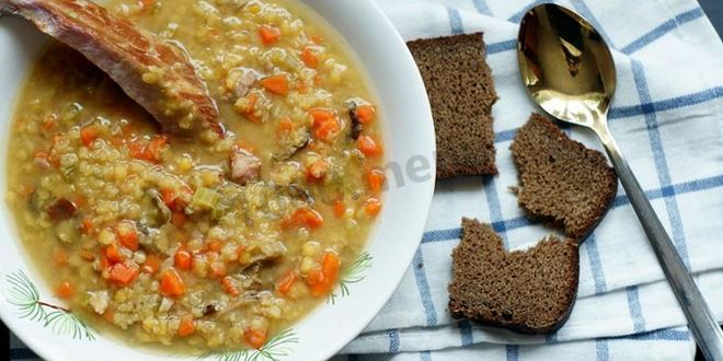 Рецепт Грибного супа с копчеными ребрышками и красной чечевицей