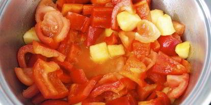 Шаг 1: холодного красного супа с ароматной крошкой