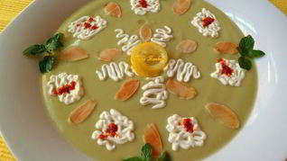 Рецепт Холодного крема-супа из авокадо с мятой и лепестками миндаля