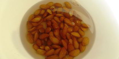 Шаг 2: холодного миндального супа с чесноком и виноградом