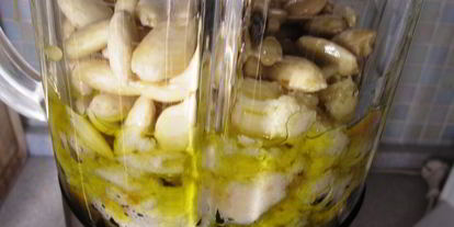 Шаг 4: холодного миндального супа с чесноком и виноградом