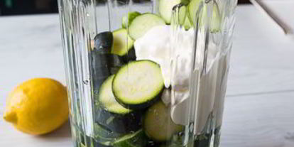 Шаг 2: холодного супа из огурца и цуккини