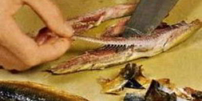 Шаг 2: холодного супа из огурцов с копченой салакой