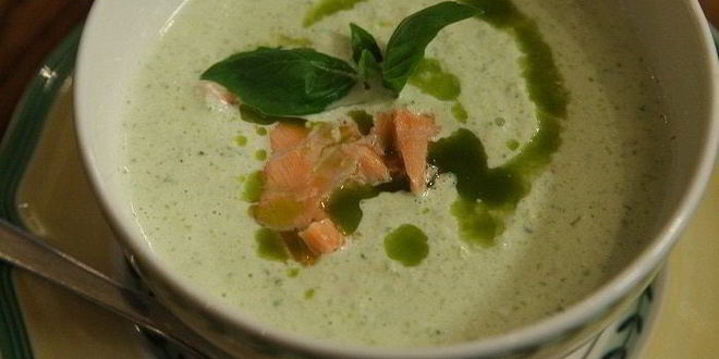 Рецепт Холодного супа из огурцов с семгой и базиликом