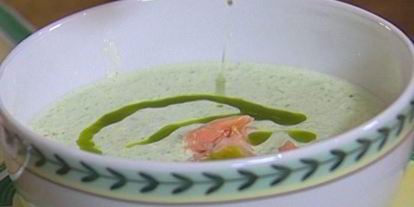 Шаг 10: холодного супа из огурцов с семгой и базиликом