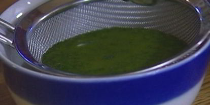 Шаг 6: холодного супа из огурцов с семгой и базиликом