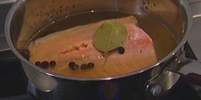 Шаг 8: холодного супа из огурцов с семгой и базиликом