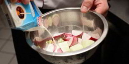 Шаг 2: холодного супа из редиса в черном хлебе