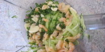 Шаг 1: пряного холодного супа из огурца с креветками