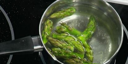 Шаг 1: супа-крема из спаржи с палтусом холодного копчения