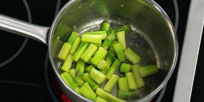 Шаг 2: супа-крема из спаржи с палтусом холодного копчения