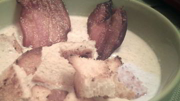 Рецепт Крема-супа из шампиньонов с гренками и чипсами из бекона