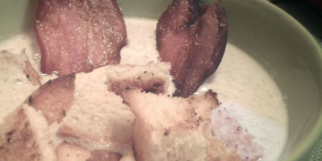 Рецепт крема-супа из шампиньонов с гренками и чипсами из бекона