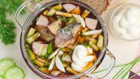 Рецепт Окрошки на квасе с рыбой и огуречным рассолом